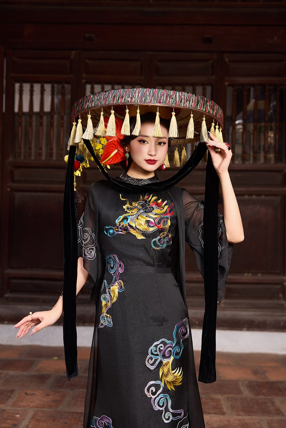 nsnd ngoc huyen, lan huong dien ao dai theu tay, khoe nhan sac tuoi 60 hinh anh 7