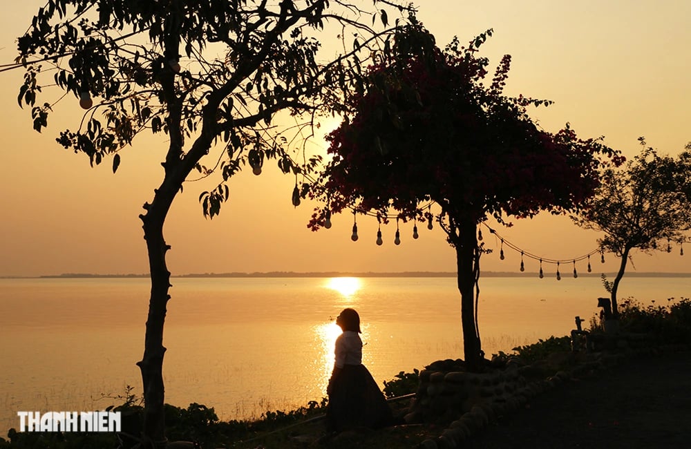 Observando la surrealista puesta de sol en la montaña Ba Den desde el lago Dau Tieng - Foto 6.