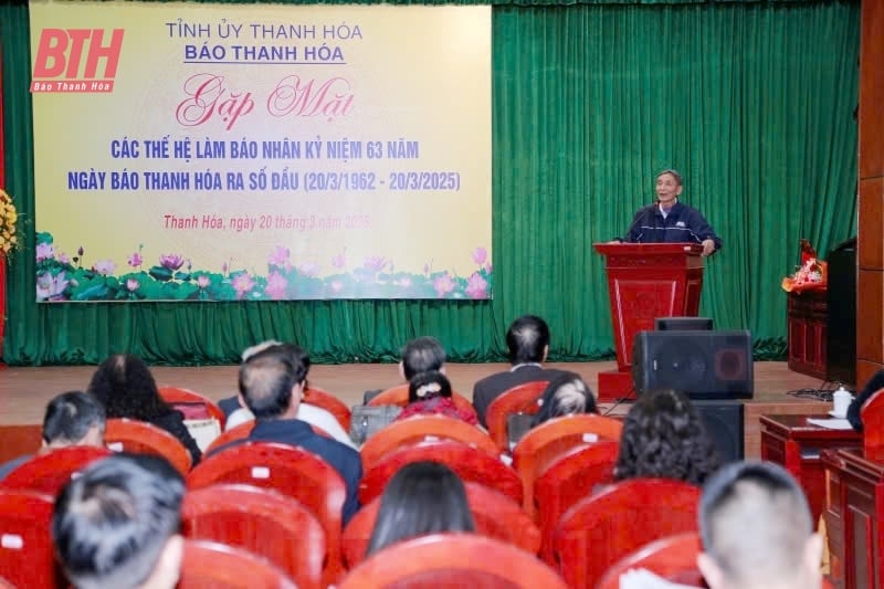 Encuentro con generaciones de periodistas del periódico Thanh Hoa