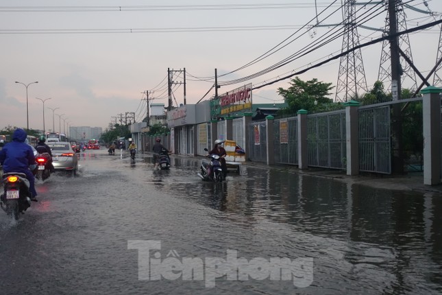 Installing a pumping station to prevent flooding on a section of National Highway 1 through Ho Chi Minh City, photo 1