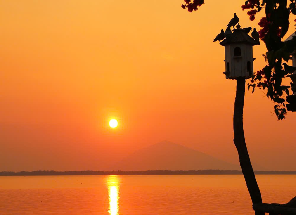 Observando la puesta de sol surrealista en la montaña Ba Den desde el lago Dau Tieng - Foto 9.