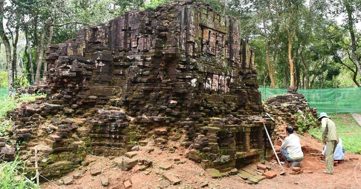 Expertos indios en Quang Nam reconstruyen dos antiguas torres en My Son Heritage, un proyecto valorado en casi 5 millones de dólares.