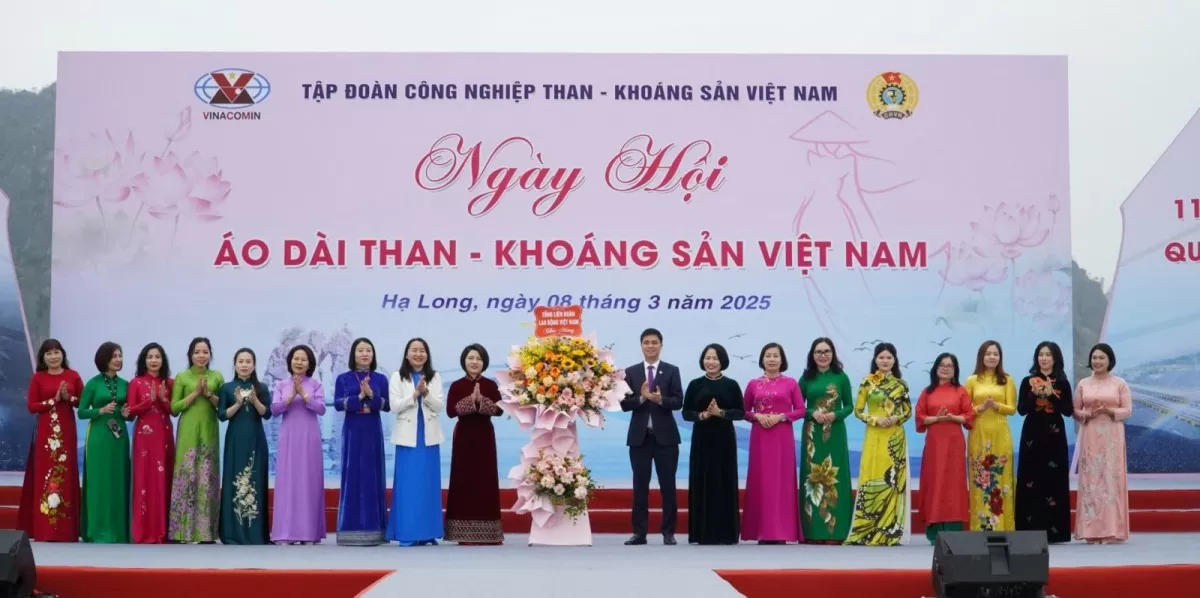 Phụ nữ Than - Khoáng sản duyên dáng áo dài bên bờ Di sản