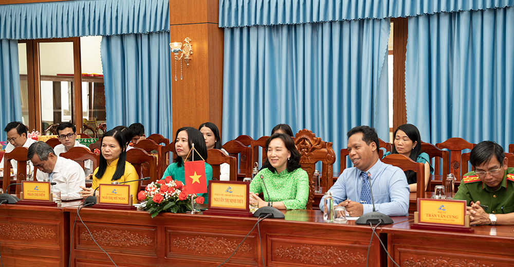 Die Führer der Provinz Kampong Chhnang besuchten die Provinz An Giang und wünschten ihr ein frohes neues Jahr