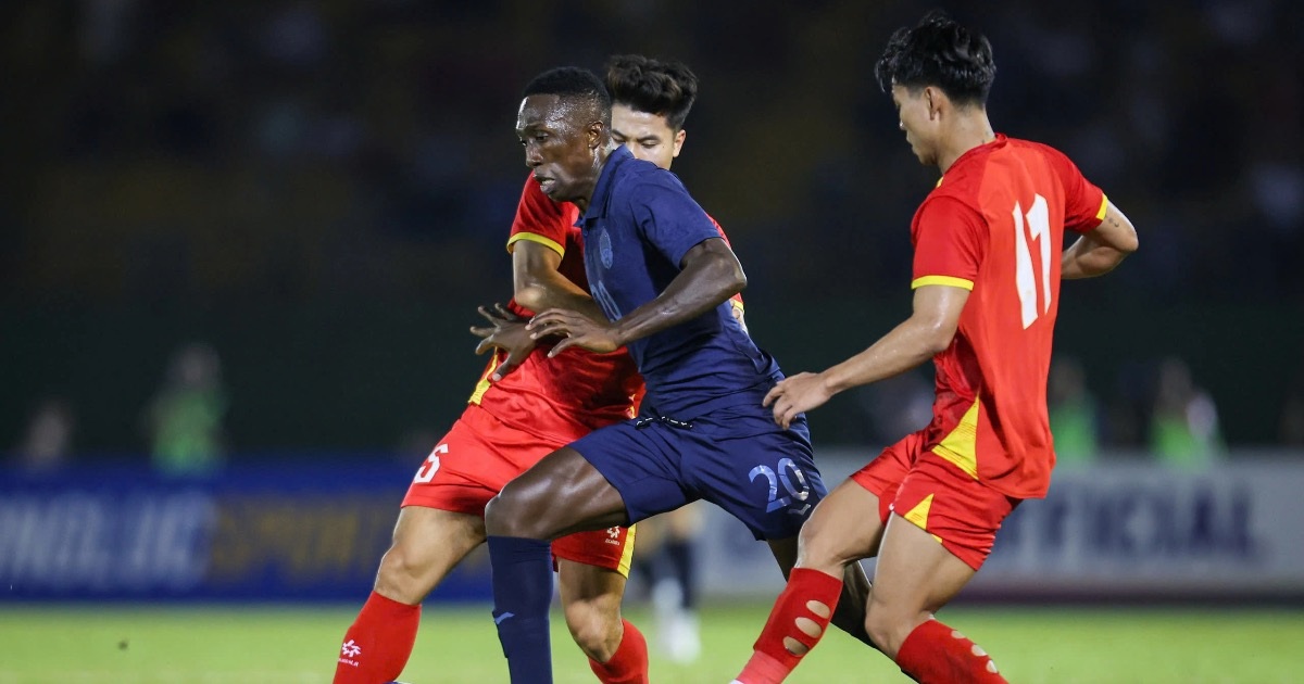 Cambodian naturalized players almost created a shock for the Vietnamese team