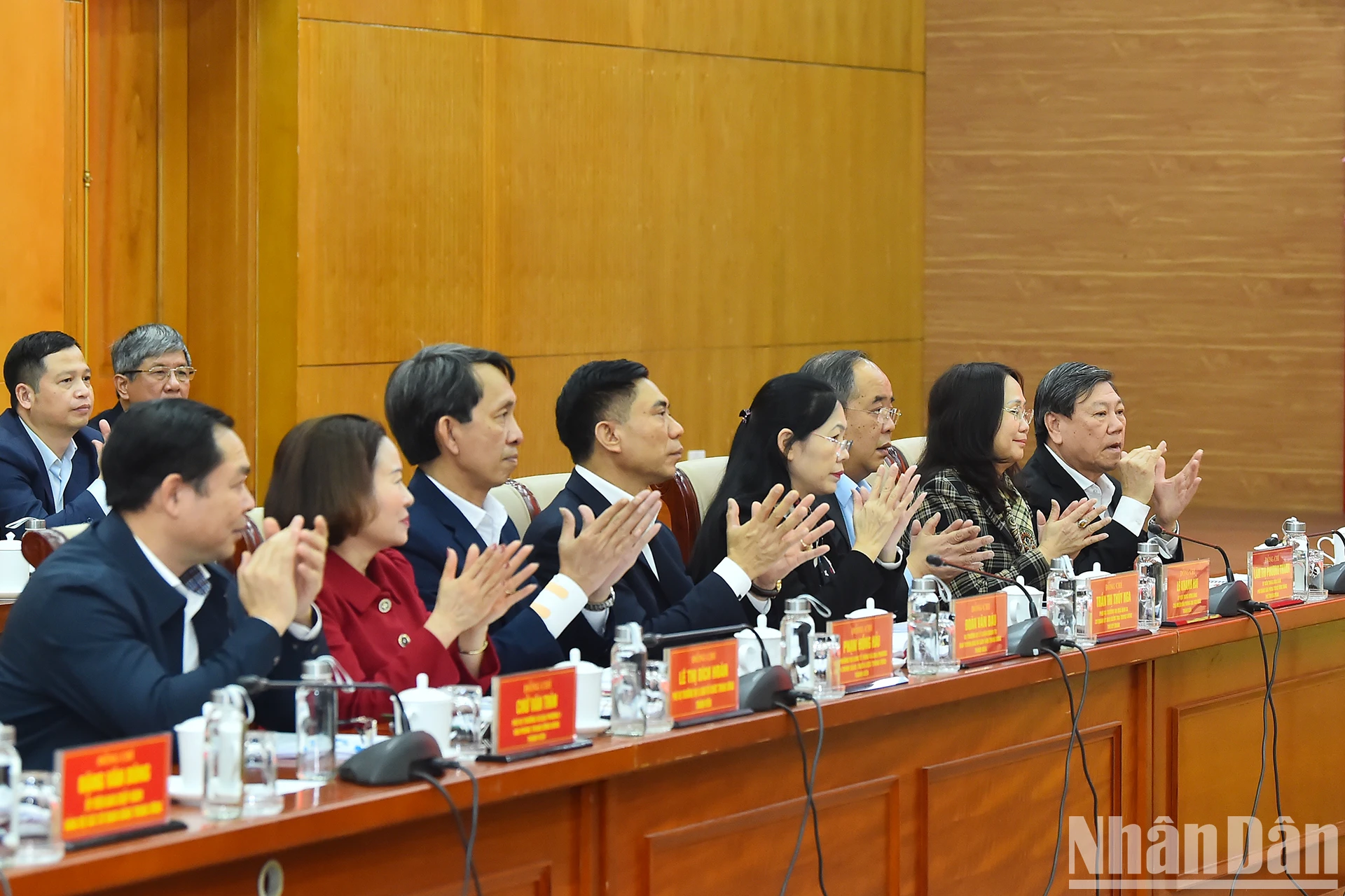 【写真】党中央機関の党委員会に対する検査結果報告書草案が会議で承認される 写真2