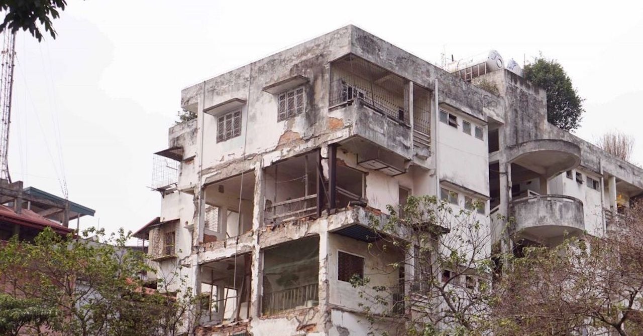 Hanoi relocates residents and immediately renovates a level D dangerous apartment building on Huynh Thuc Khang.