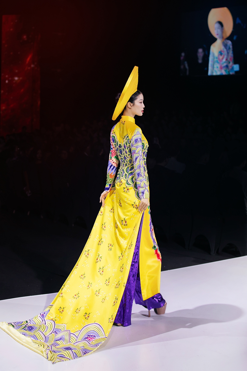 ntk thuy nguyen mang loi ca da co hoai lang vao bo suu tap ao dai hinh anh 2