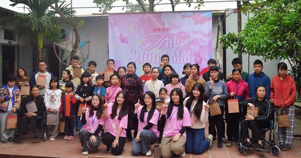 Nearly 100 Hanoi students give love to disabled children