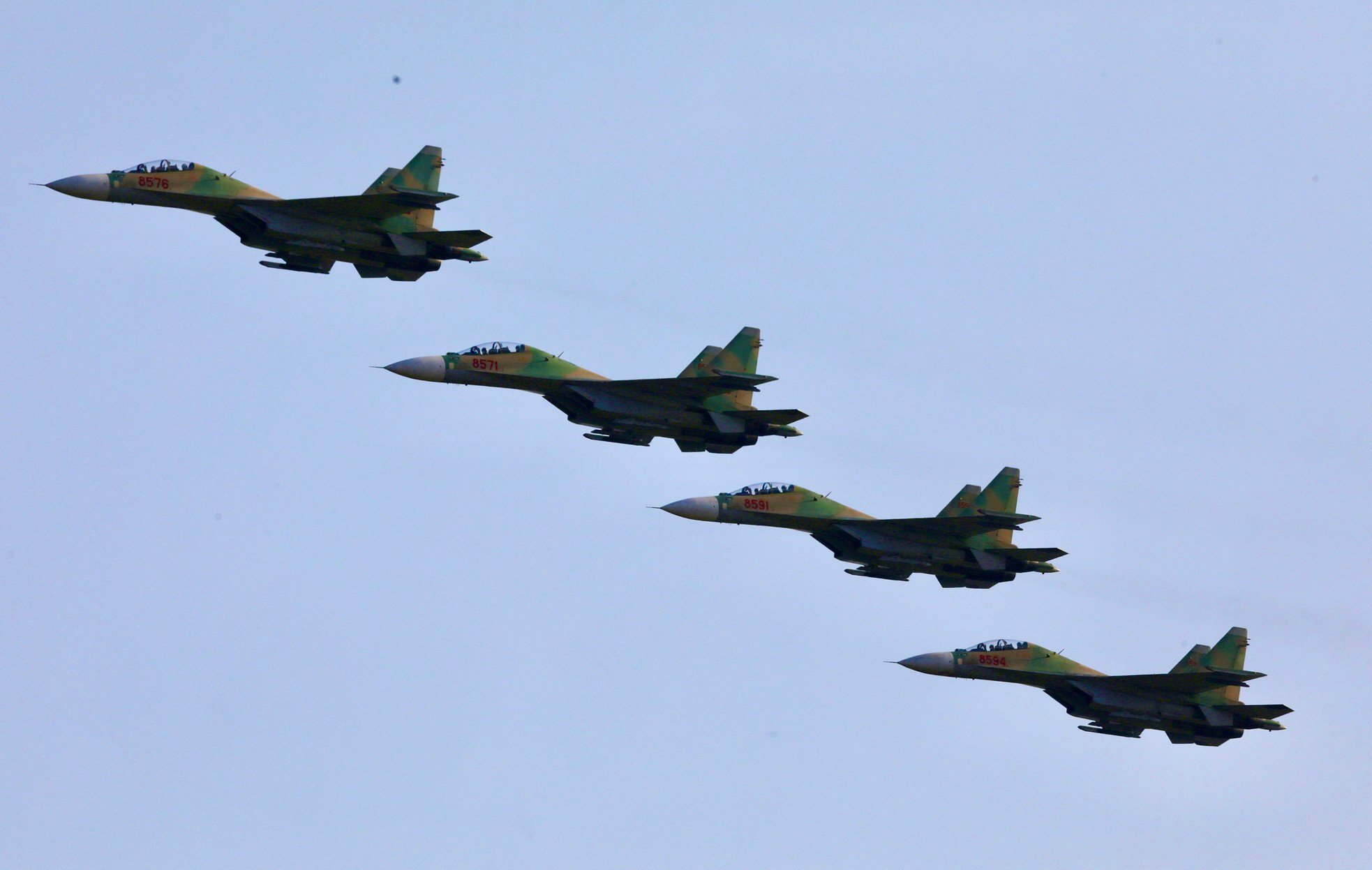 Primer plano de los aviones de combate Su-30MK2 practicando para prepararse para la celebración del 30 de abril, foto 16