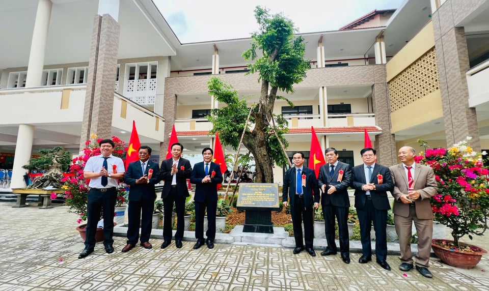 Quang Nam organise l'installation d'un panneau au lycée Que Son.