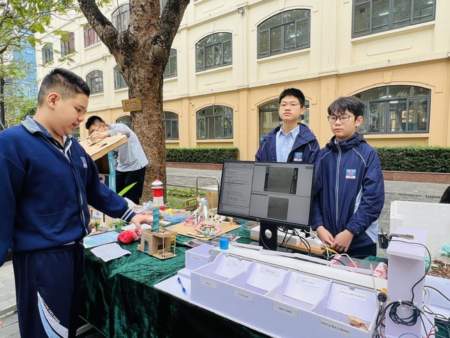 学生がAIを活用して廃棄物分類モデルを設計する写真1