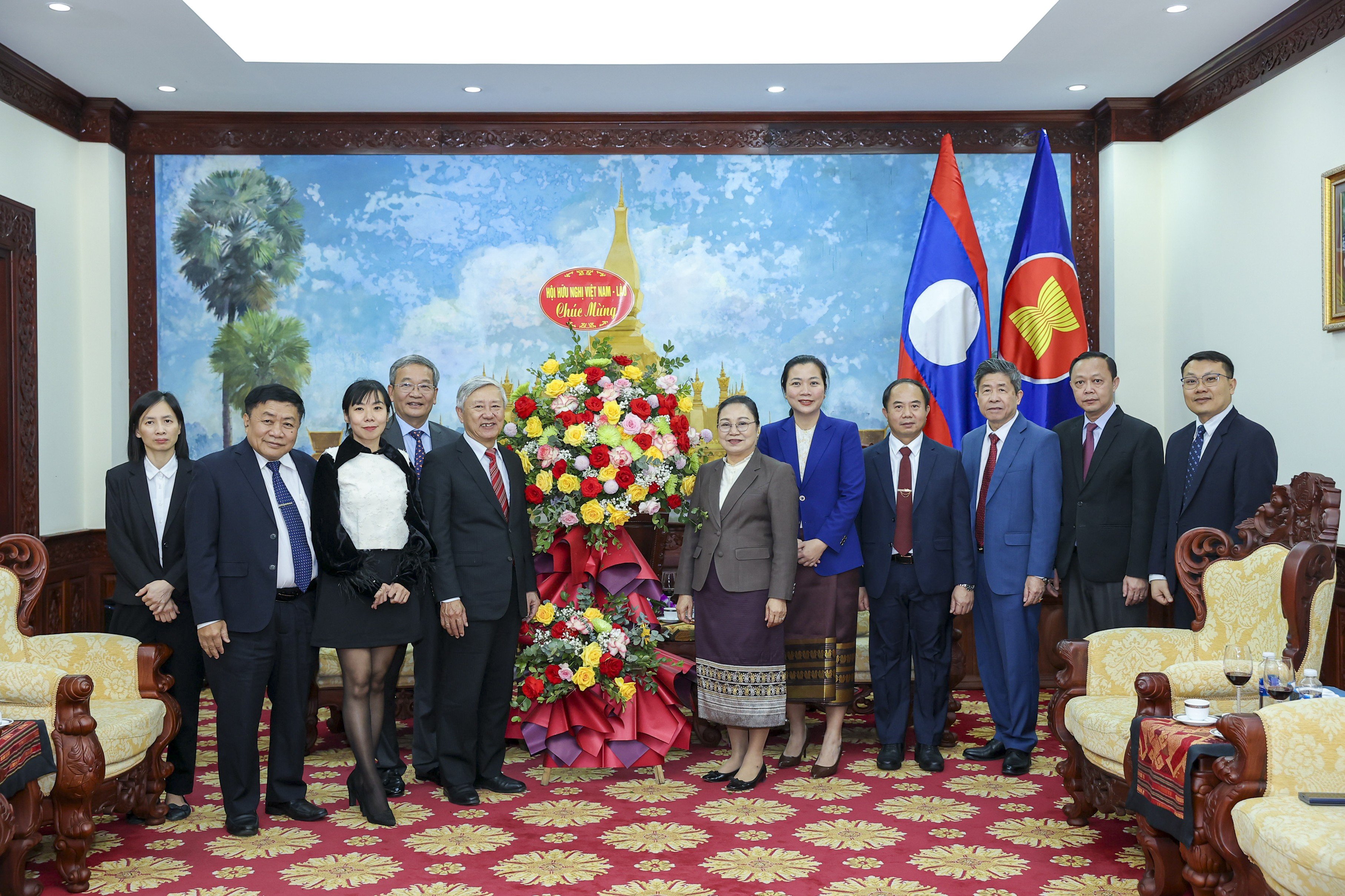 Hội hữu nghị Việt Nam - Lào chúc mừng Đại sứ quán Lào nhân kỷ niệm 70 năm thành lập Đảng