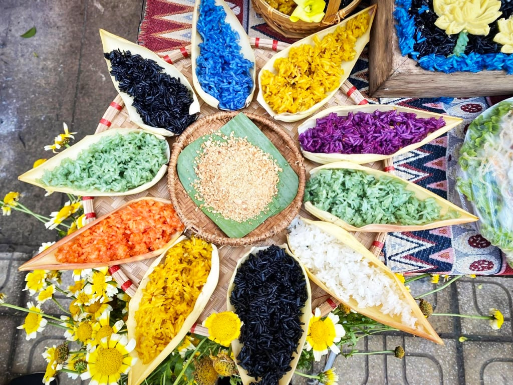 Five-color sticky rice is made from natural flowers and leaves, creating a unique culinary culture of Cao Bang people.