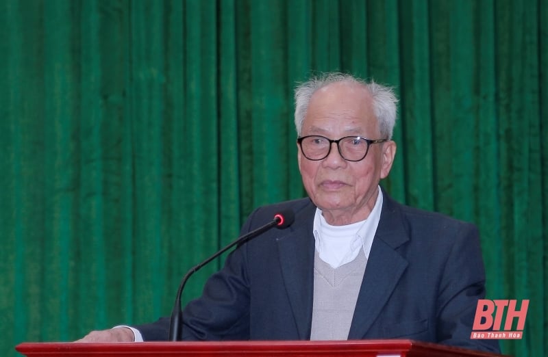 Encuentro con generaciones de periodistas del periódico Thanh Hoa