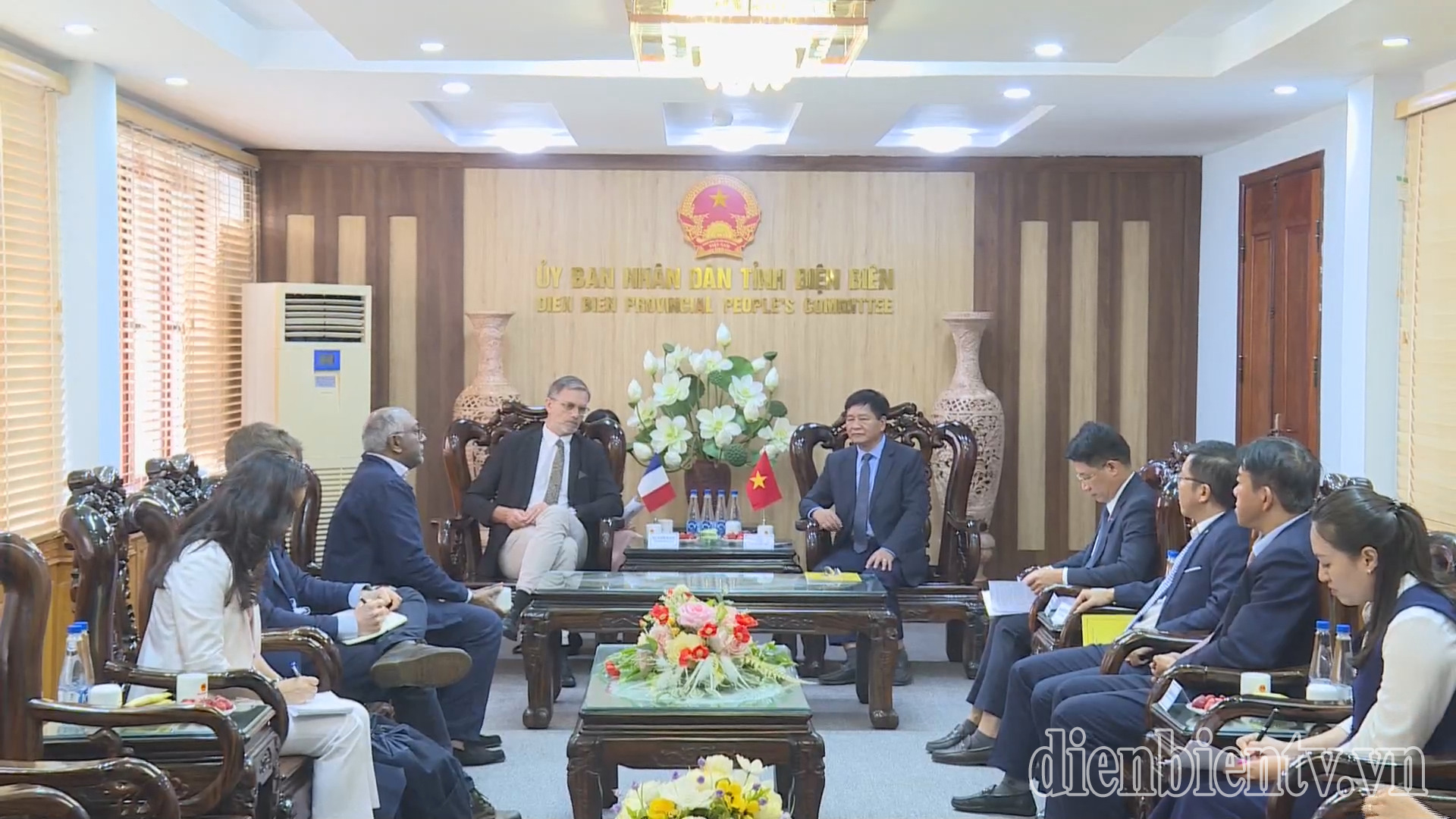 Chairman of the Provincial People's Committee received the Ambassador Extraordinary and Plenipotentiary of the French Republic to Vietnam