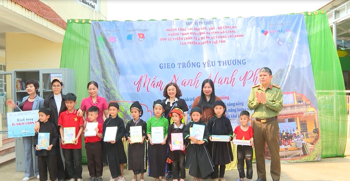 Department of Building the Movement to Protect National Security gives gifts in Bac Quang district