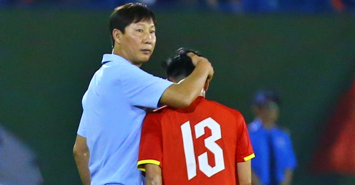 Why did coach Kim Sang Sik comfort Trieu Viet Hung?