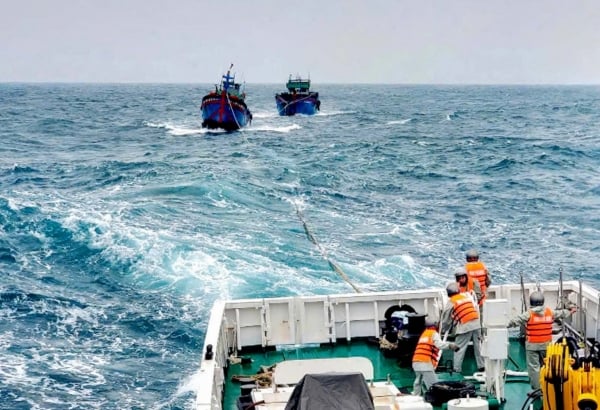 Navy Region 3 rescues 2 fishing boats and fishermen in distress at sea