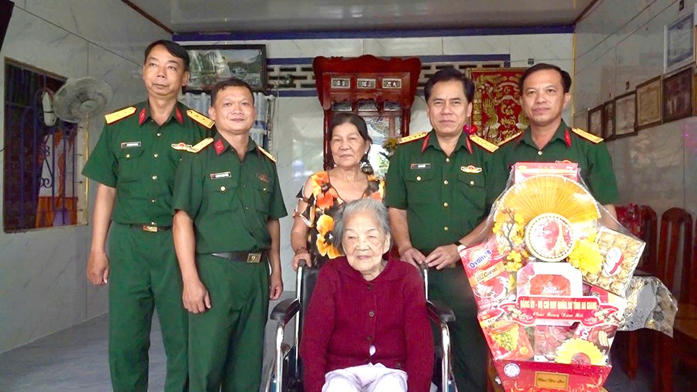El Comando Militar Provincial de An Giang le desea un Feliz Año Nuevo a la Heroica Madre vietnamita Nguyen Thi Bay
