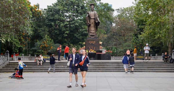 L'état actuel du jardin fleuri de Ly Thai To est sur le point d'être rénové par Hanoi et le kilomètre 0 est franchi.