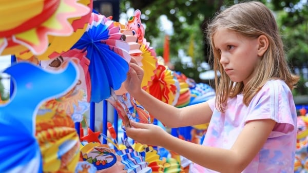 Foreigners discover the beauty of Vietnam's Mid-Autumn Festival