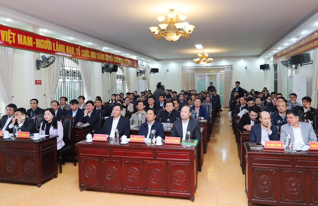 El secretario provincial del Partido, Nguyen Doan Anh, trabaja con el Departamento de Agricultura y Medio Ambiente.