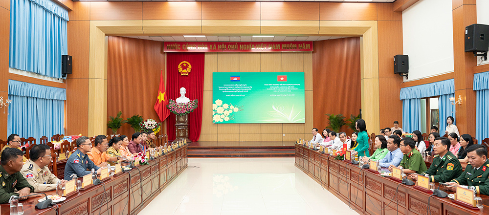Die Führer der Provinz Kampong Chhnang besuchen die Provinz An Giang und wünschen ihr ein frohes neues Jahr