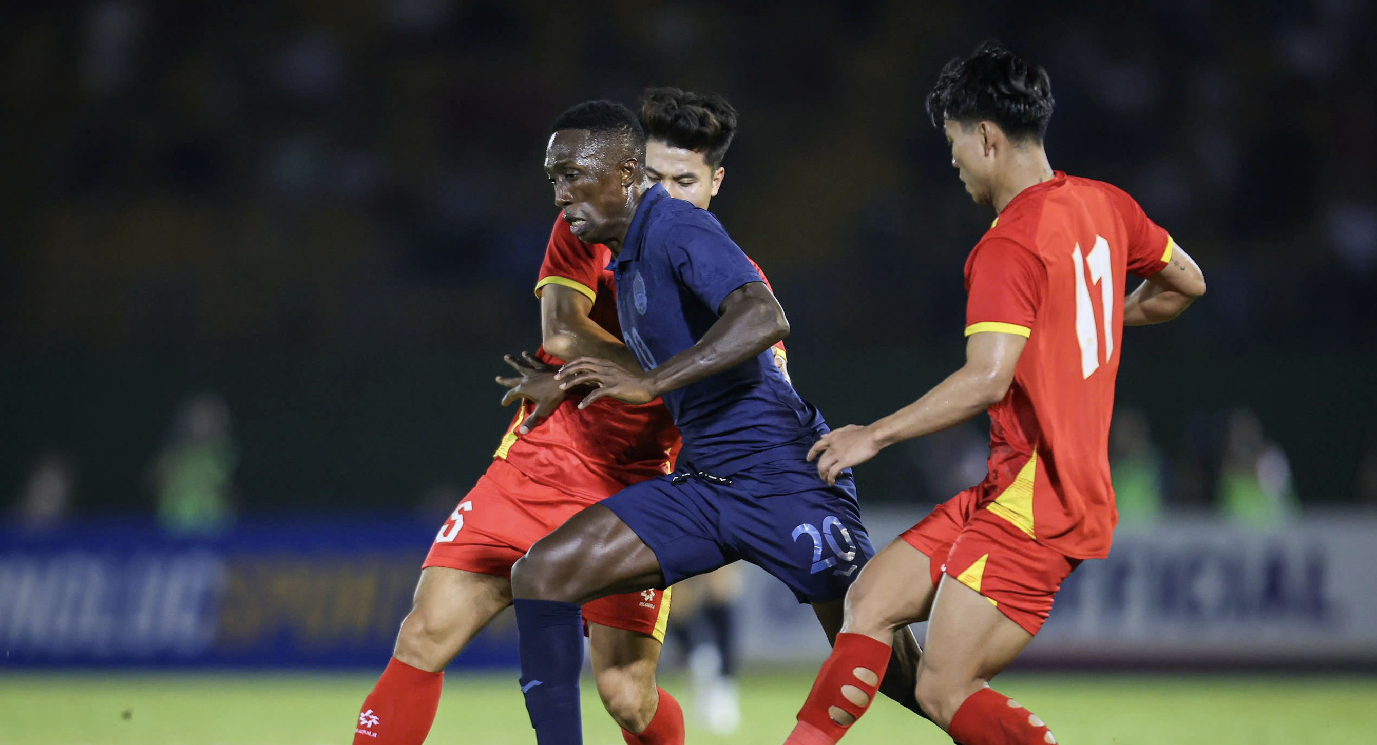 Cambodian naturalized players almost created a shock for the Vietnamese team