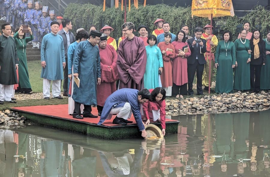 The ceremony of releasing fish on 23rd of every year at Hoang Thanh Thang Long..jpg