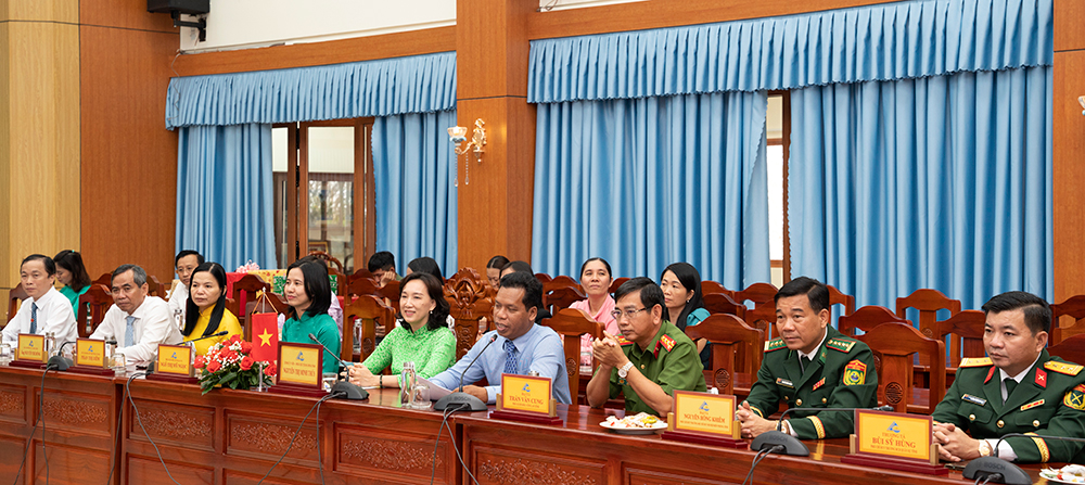 Die Führer der Provinz Kampong Chhnang besuchen die Provinz An Giang und wünschen ihr ein frohes neues Jahr