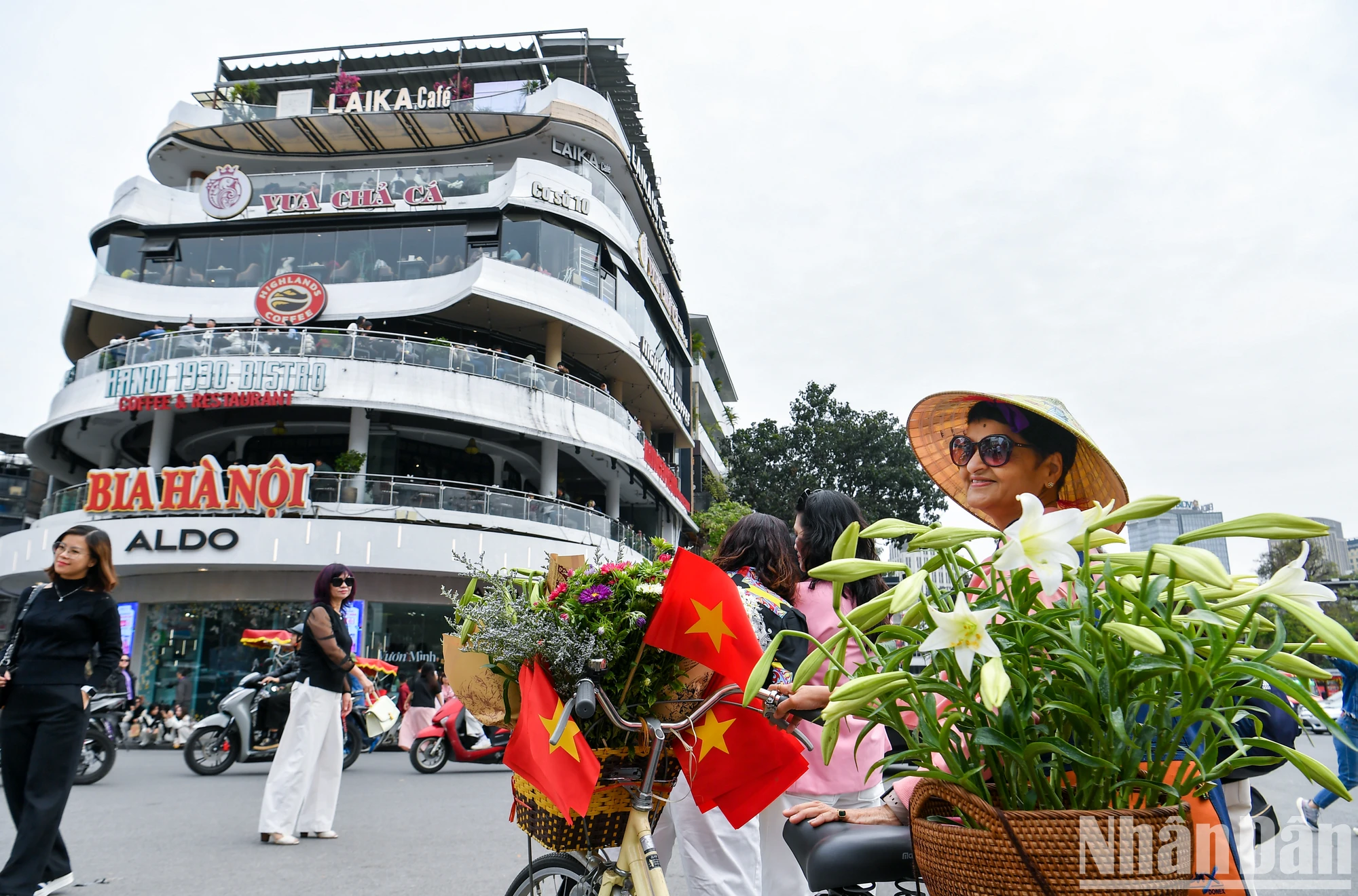 [រូបថត] មនុស្សរាប់ពាន់នាក់មកទស្សនាអគារ 