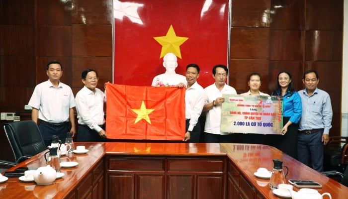 Die Zeitung Nguoi Lao Dong überreichte in der Stadt Can Tho die Nationalflagge und 400 Stipendien