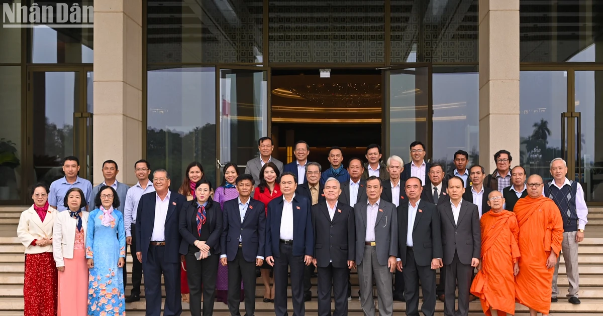 [ภาพ] ประธานรัฐสภา ทราน ทานห์ มัน พบปะกับคณะผู้แทนรัฐสภาจังหวัดซ็อกจัง