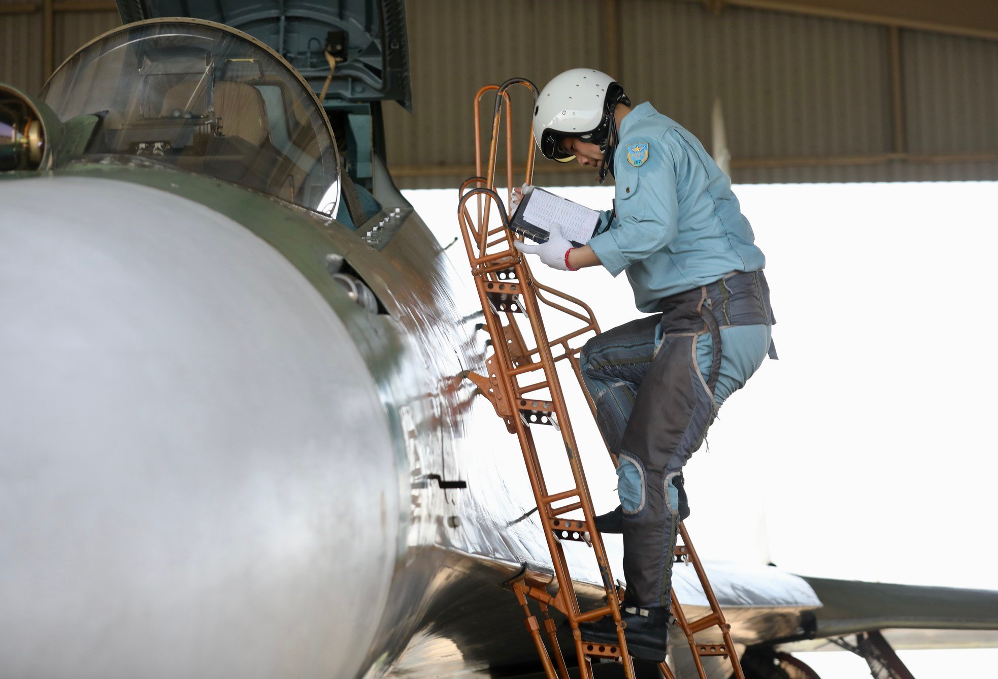 ภาพระยะใกล้ของเครื่องบินขับไล่ Su-30MK2 ที่กำลังซ้อมเพื่อเตรียมพร้อมสำหรับการเฉลิมฉลองวันที่ 30 เมษายน ภาพที่ 5