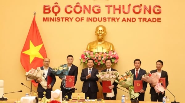 Ministry of Industry and Trade announces and awards decisions on personnel work