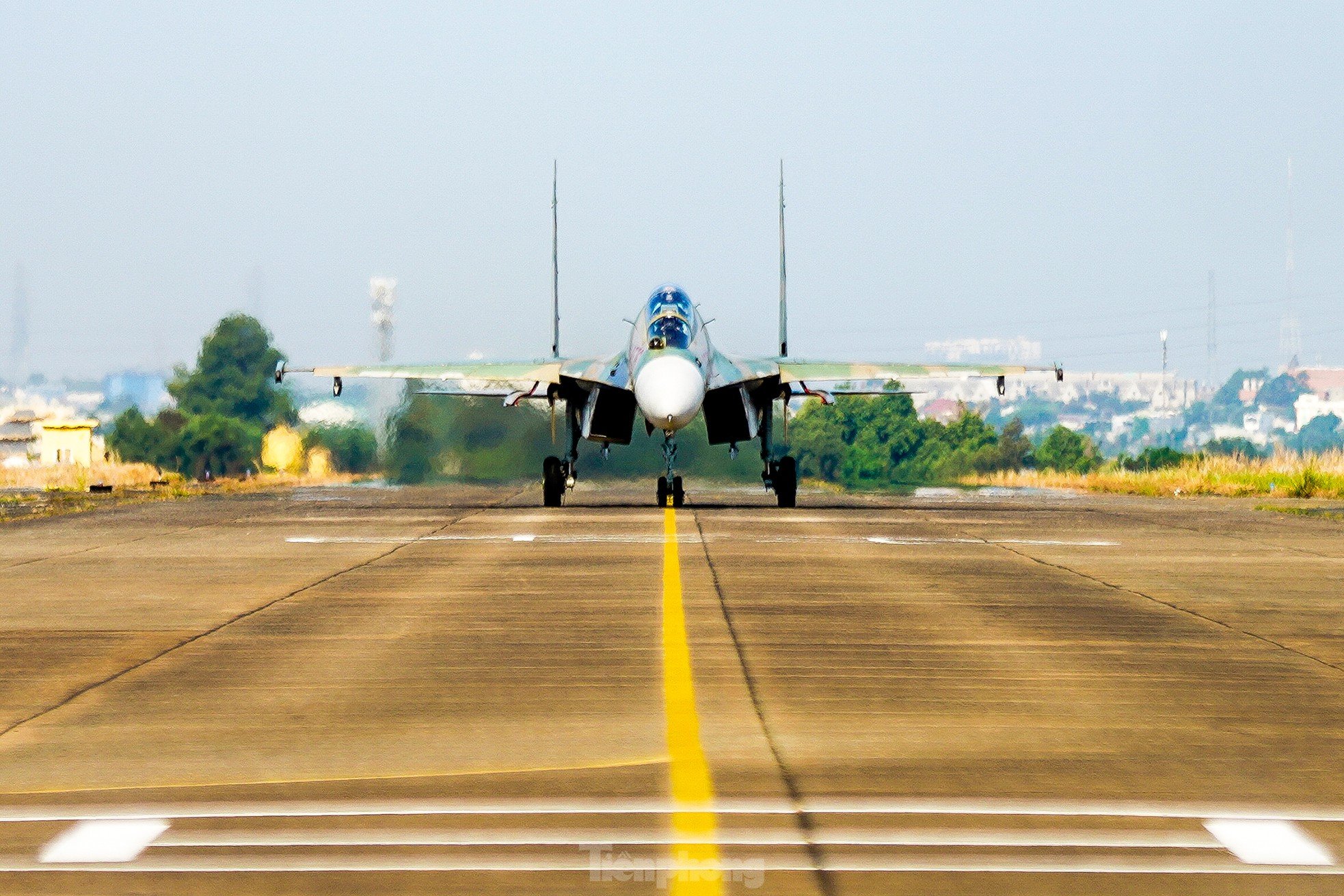 Primer plano de los aviones de combate Su-30MK2 ensayando para prepararse para la celebración del 30 de abril, foto 7