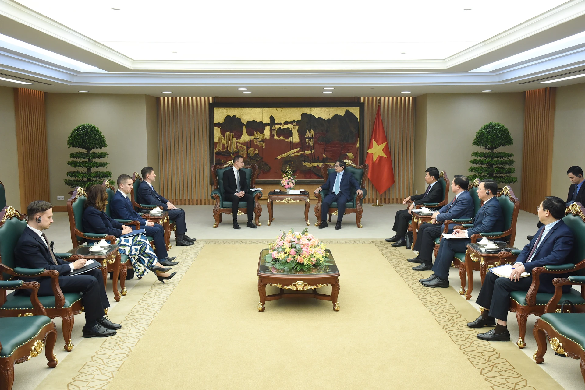 [Photo] Le Premier ministre Pham Minh Chinh reçoit le ministre hongrois des Affaires étrangères et des Relations économiques extérieures Szijjarto Peter photo 5