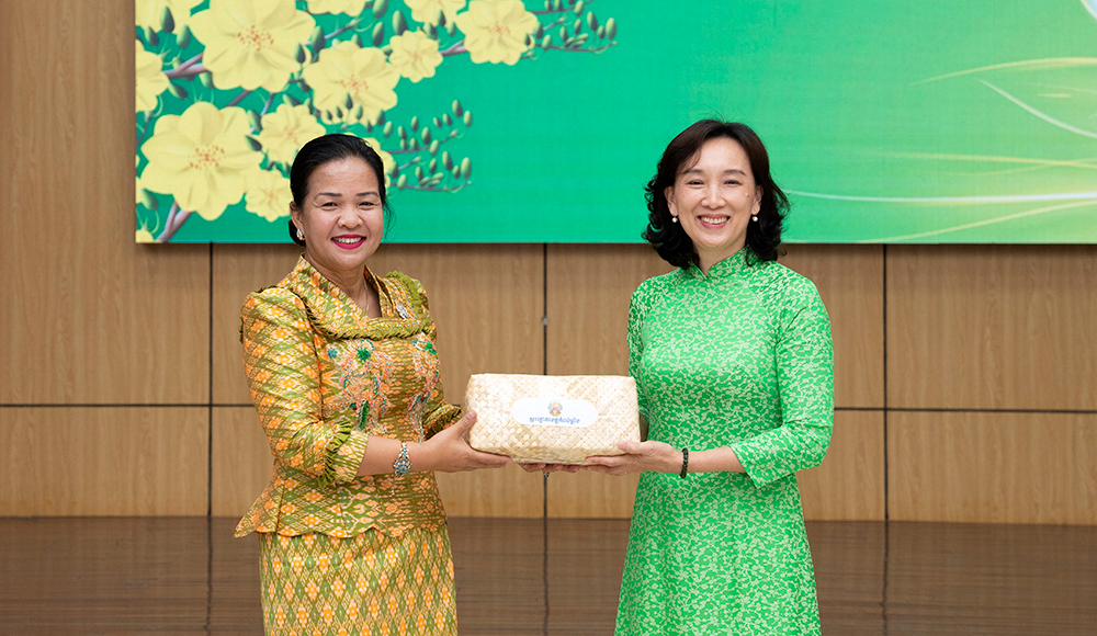 Die Führer der Provinz Kampong Chhnang besuchen die Provinz An Giang und wünschen ihr ein frohes neues Jahr