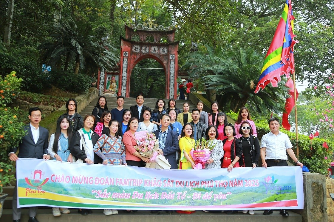 Le groupe de voyage « Couleurs du tourisme dans le pays d'origine - Voyager pour aimer » étudie le tourisme dans la province de Phu Tho