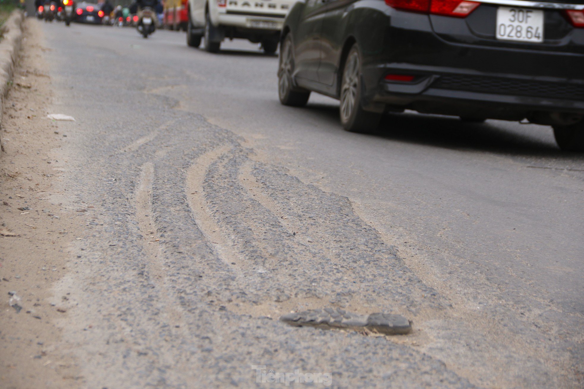 'Buffalo life', 'scratched grooves' on many streets of the capital after repair photo 4