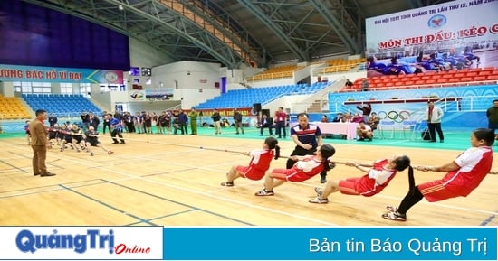 Mehr als 200 Athleten treten beim Tauziehen-Turnier, dem 9. Sportfestival der Provinz Quang Tri, gegeneinander an.