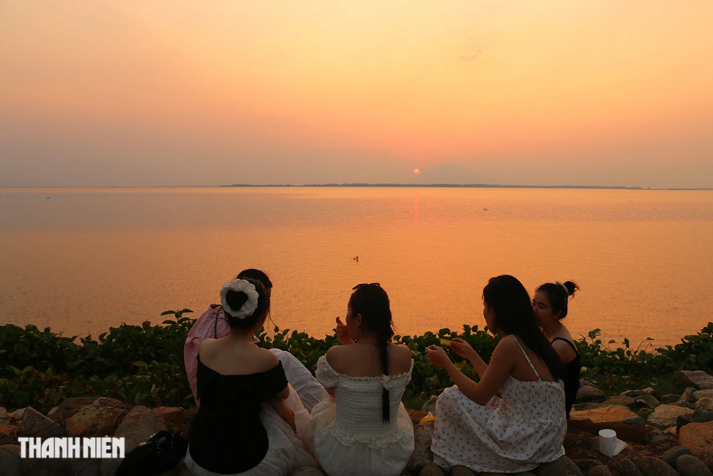 Observando la surrealista puesta de sol en la montaña Ba Den desde el lago Dau Tieng - Foto 11.