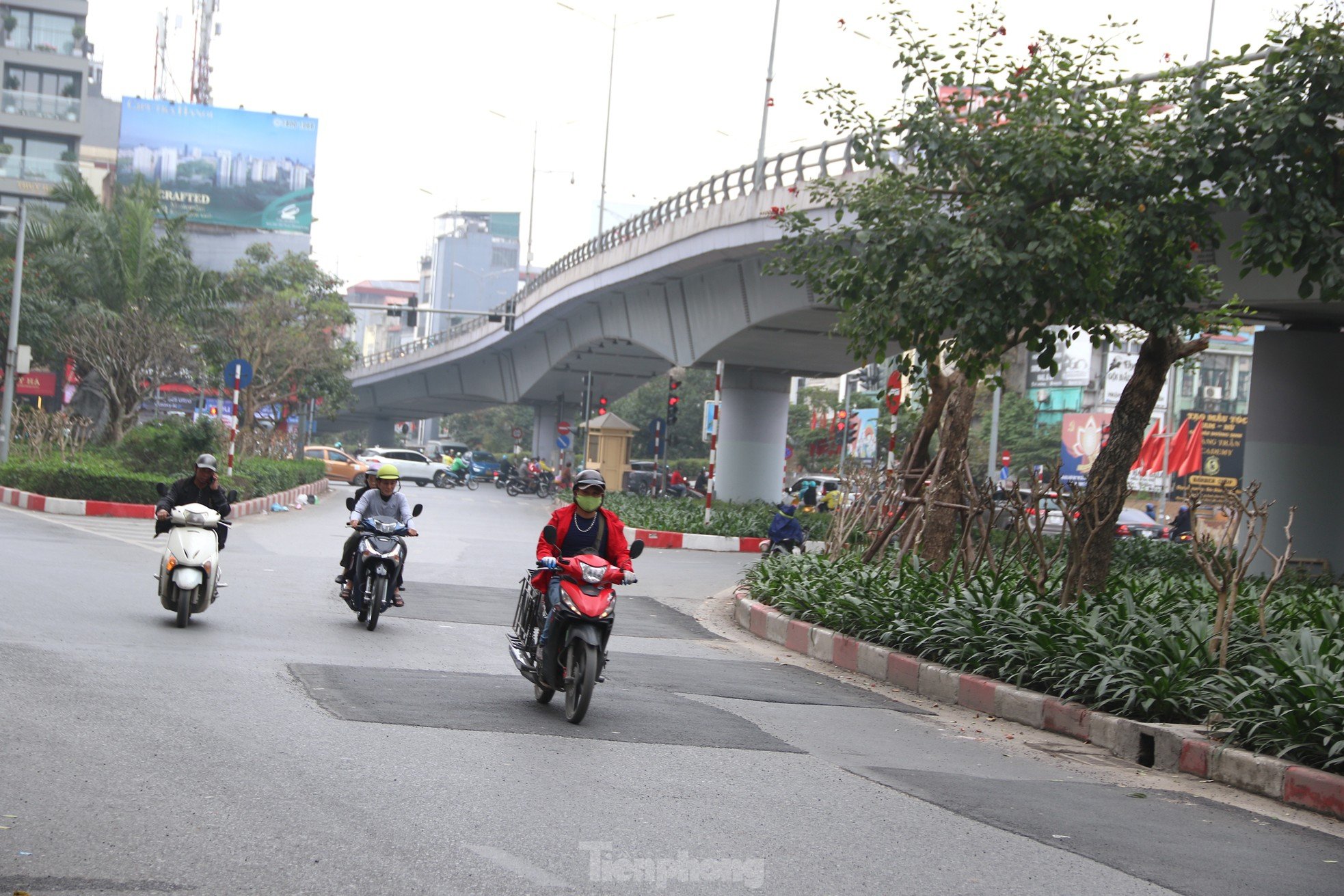 'Buffalo life', 'scratched grooves' on many streets of the capital after repair photo 10