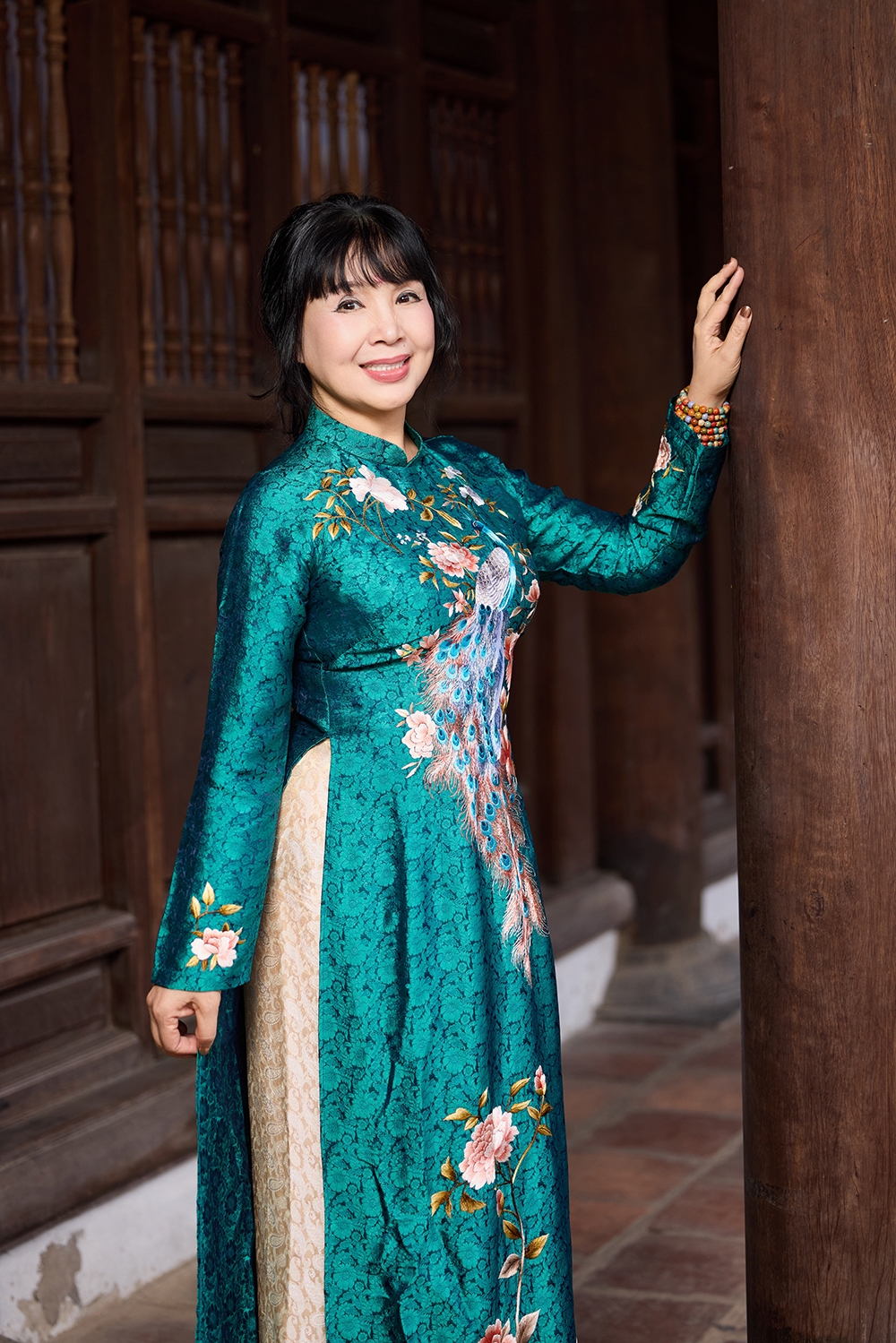 nsnd ngoc huyen, lan huong dien ao dai theu tay, khoe nhan sac tuoi 60 hinh anh 2