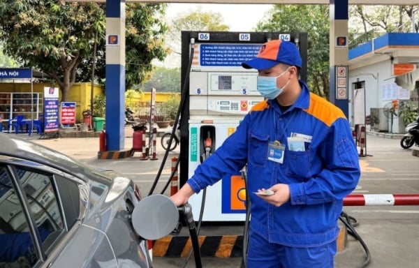 RON 95 gasoline exceeds 20,000 VND/liter; oil prices fluctuate