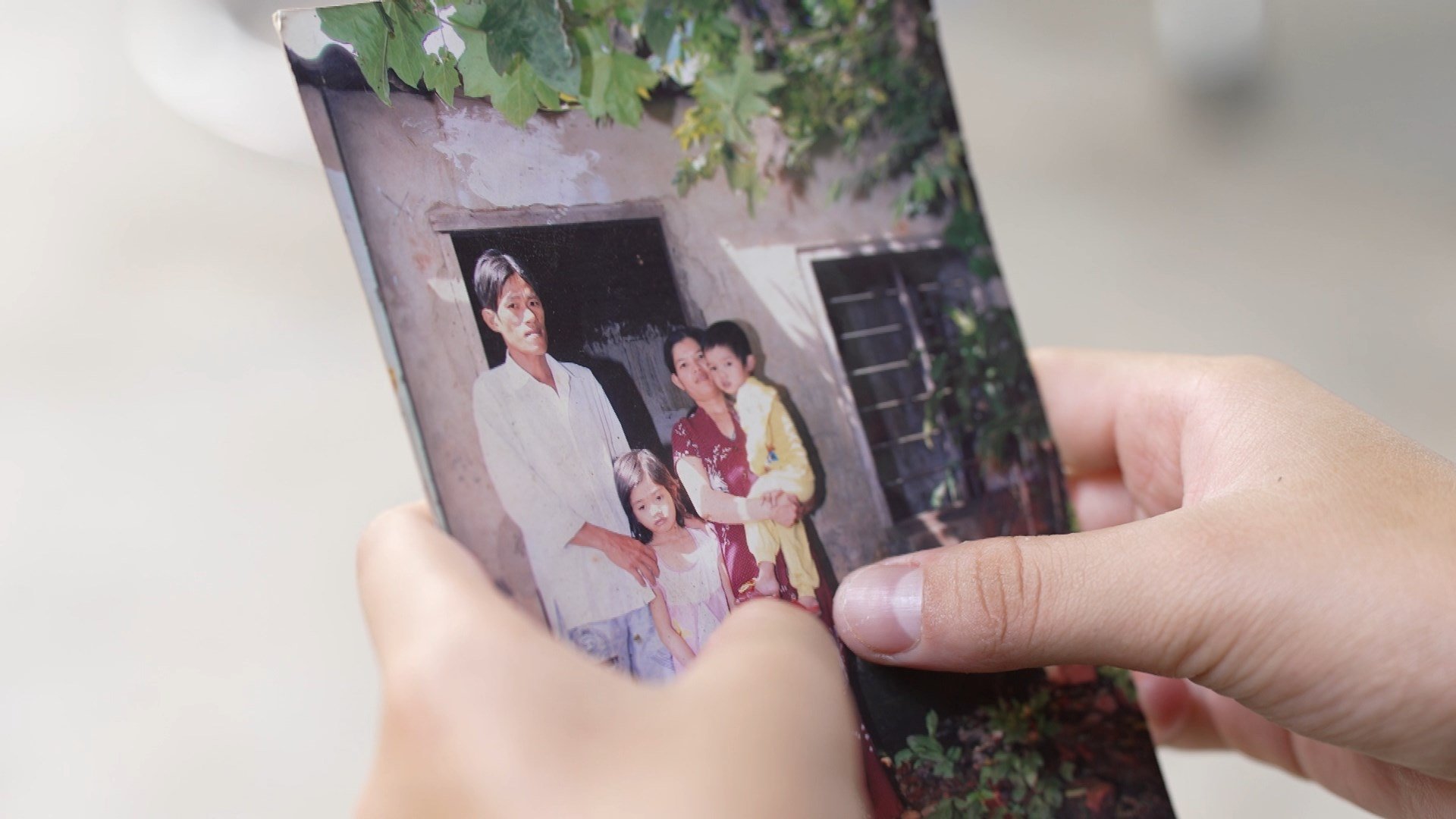 Heartbreaking story of a baby girl who lost her father when she was only 3 days old, growing up with meals of soy sauce with her grandparents