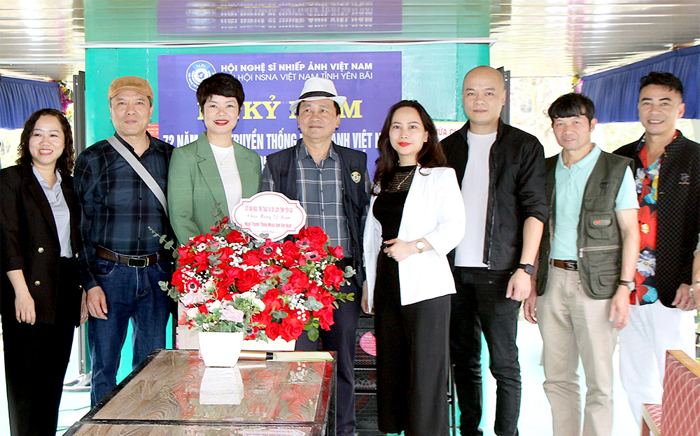 Yen Bai se réunit pour célébrer les 72 ans de la Journée traditionnelle de la photographie au Vietnam