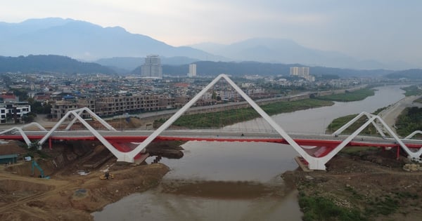 Neueste Bilder der 450 Milliarden VND teuren Brücke, die die beiden Ufer des Roten Flusses in Lao Cai verbindet