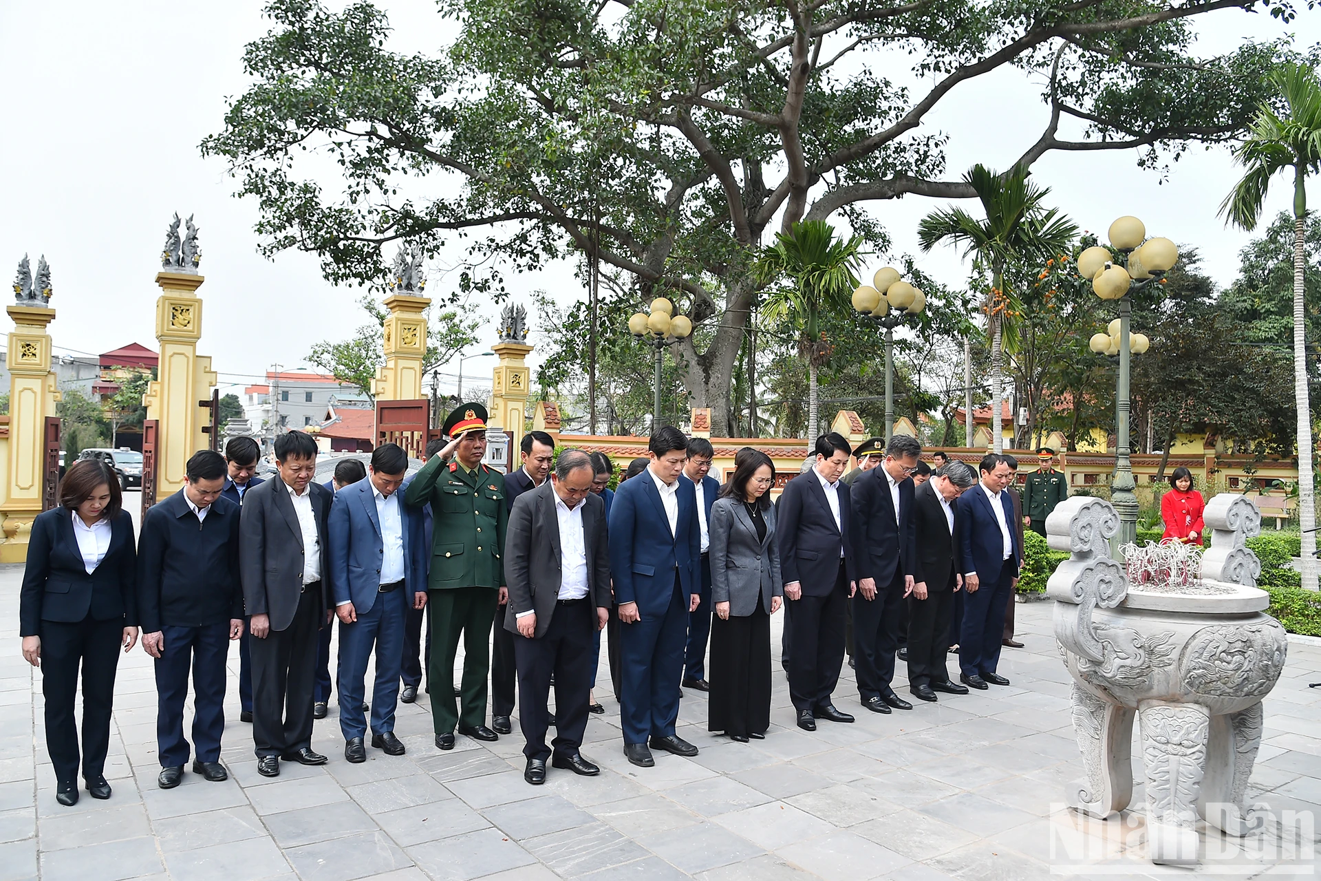 [Photo] President Luong Cuong offers incense in memory of General Secretary Nguyen Van Linh photo 3